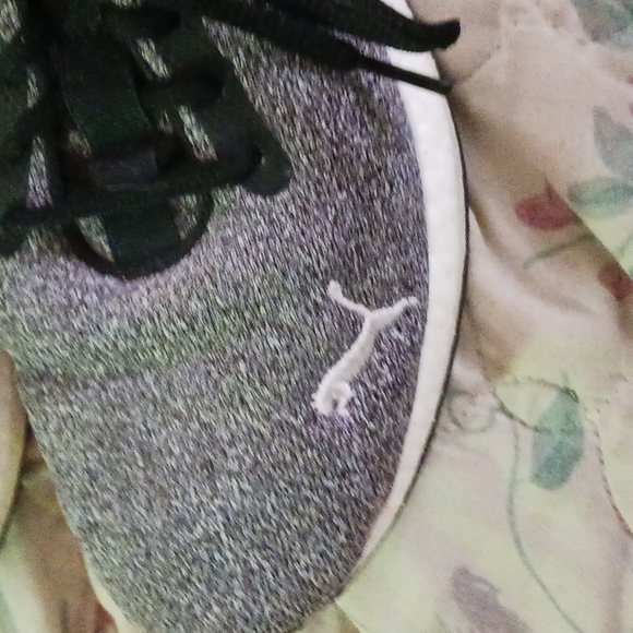 Pumas  men's gray and black size 8 and 1/2 us excellent condition - Picture 3 of 5
